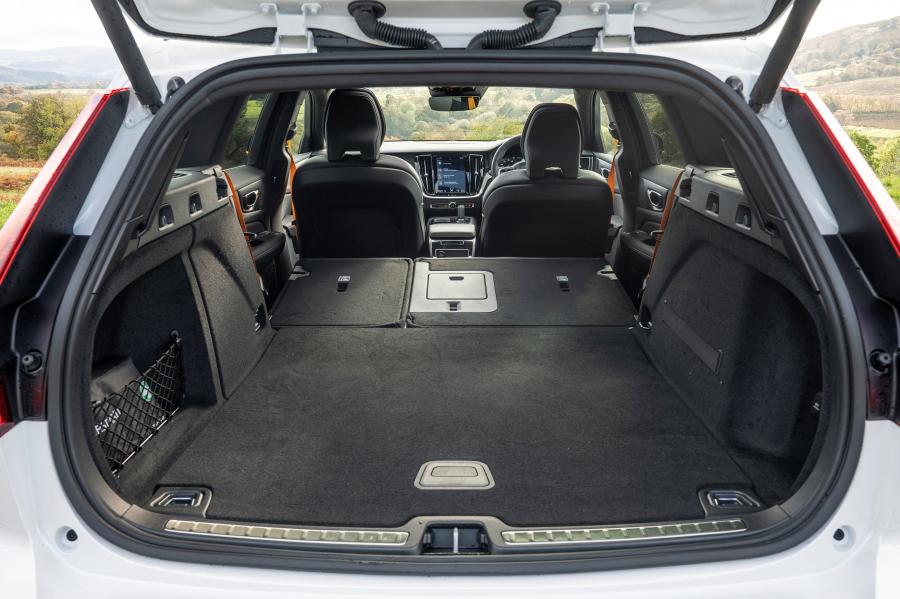 Багажник Volvo V60 T8 Polestar Engineered 2019 года  (UK) (фото 15 из 40)